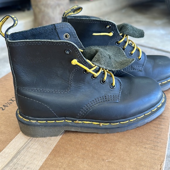 Dr. Martens like new, worn only a few times. - Picture 5 of 7